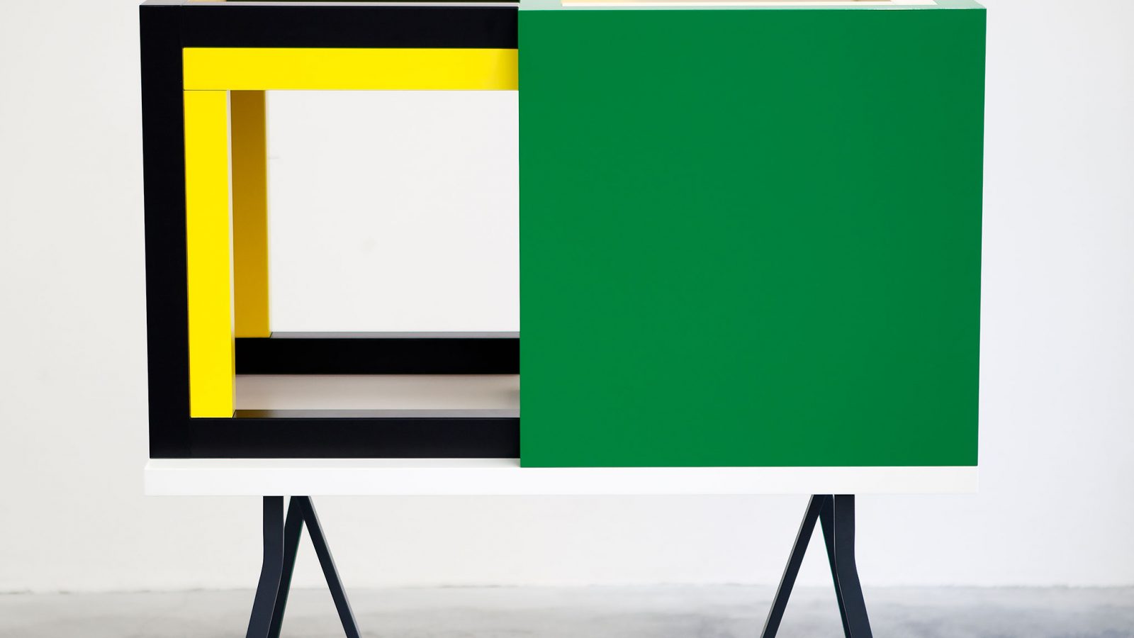 Vier LACK-Tische, eine Tischplatte und zwei LERBERG Tischböcke kombiniert zu einem rechteckigen Ausstellungsobjekt auf Beinen mit teilweise offenen Seiten.