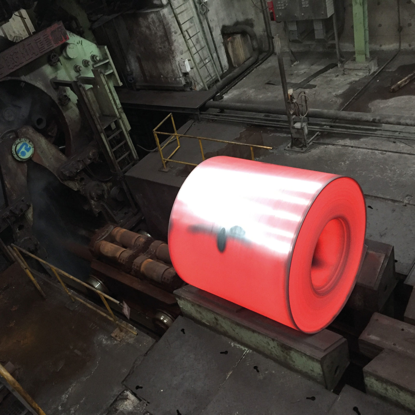 Glödhet rulle snurrar i maskin i fabrik.