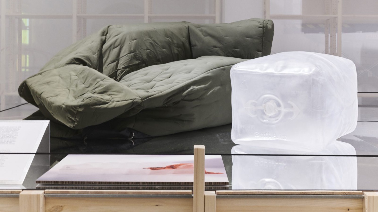 Ein grünes, halb aufgeblasenes Sofa aus der IKEA a.i.r.-Kollektion und ein aufblasbares Innenteil, das wie ein riesiger Eiswürfel aussieht.