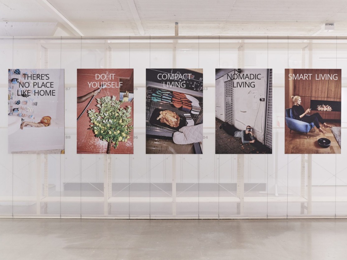 Fünf Foto-Plakate: „There's no place like home“, „Compact living“, „Nomadic living“, „Do it yourself“ und „Smart living“.