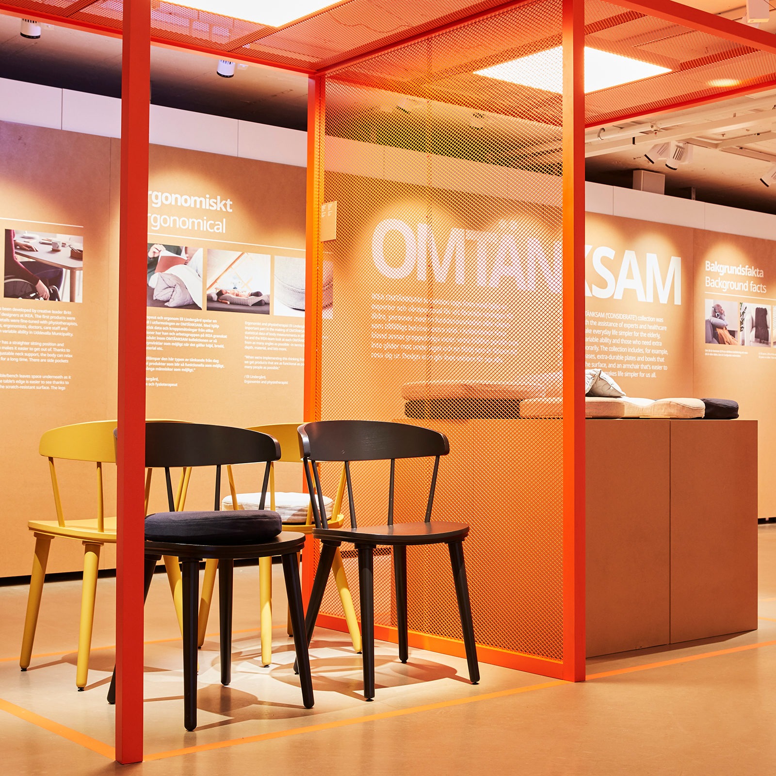 Två svarta och två gula stolar och dynor från IKEA kollektion OMTÄNKSAM som ställs ut på IKEA Museum.
