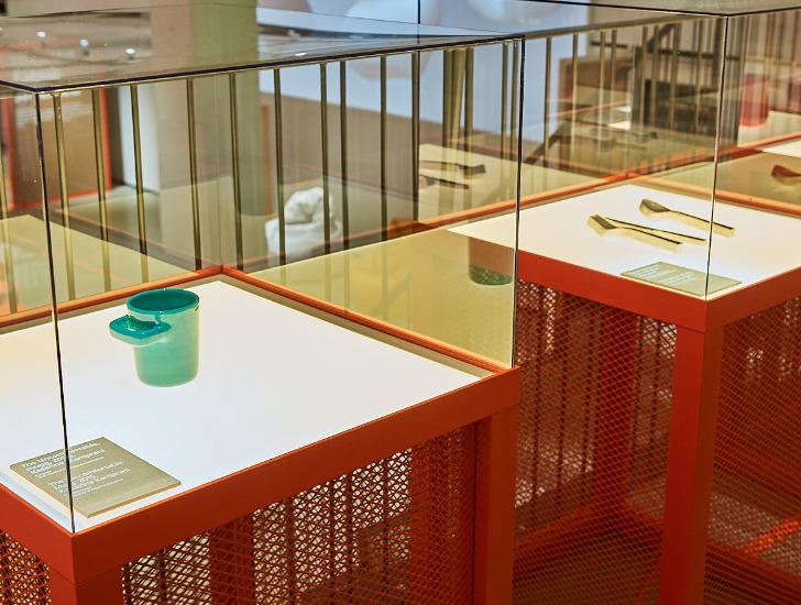 Utställningsmontrar som visar vardagsobjekt med obekväm design, så som en mugg och bestick som har gjorts så icke-funktionella som möjligt.