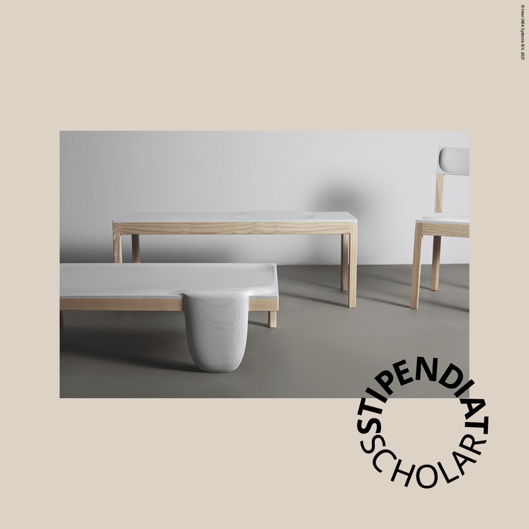 Ein Stuhl, ein Tisch und eine niedrige Sitzbank mit ebenso minimalistischen wie fließenden Formen aus naturfarbenem und hellgrauem Eschen- und Eichenholz.