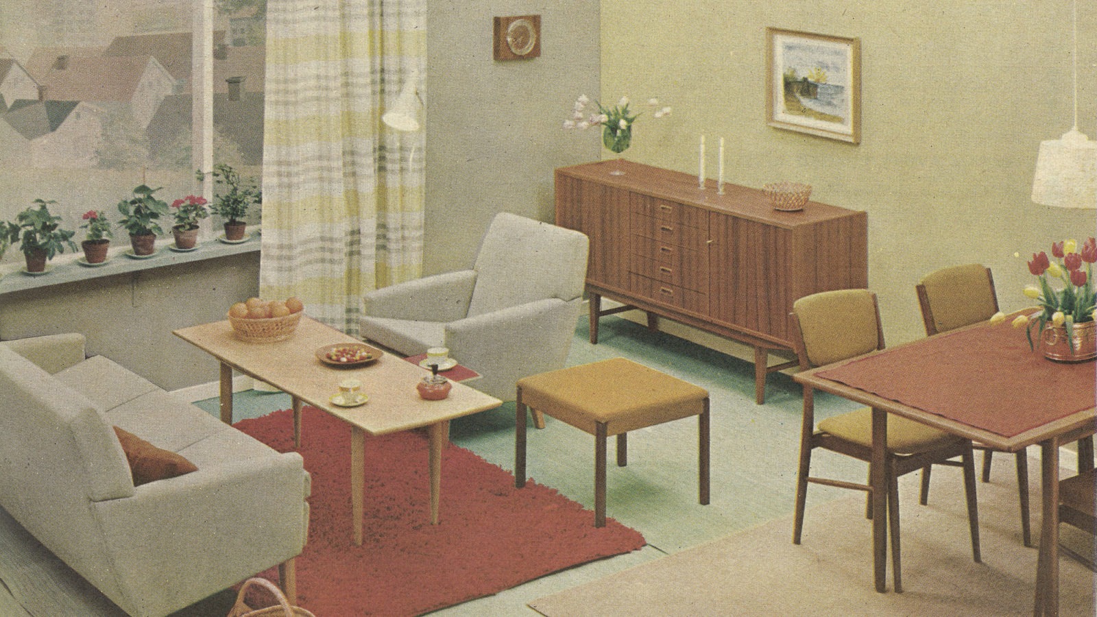 Interiör i 1960-talsstil med krukväxter i fönstret, röd ryamatta, ljus soffgrupp, samt matgrupp och sideboard i trä.