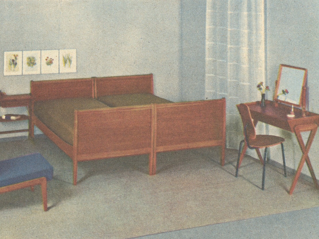 Chambre avec lits jumeaux, têtes de lit basses, tables de chevet et coiffeuse en bois brun, style simple et austère.