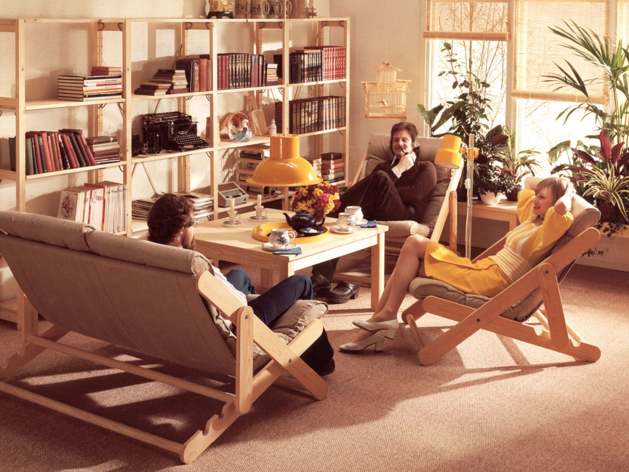 Stanza con moquette e dettagli in beige-marrone. Mobili in legno chiaro, incluse poltrone regolabili, modello KONTIKI.