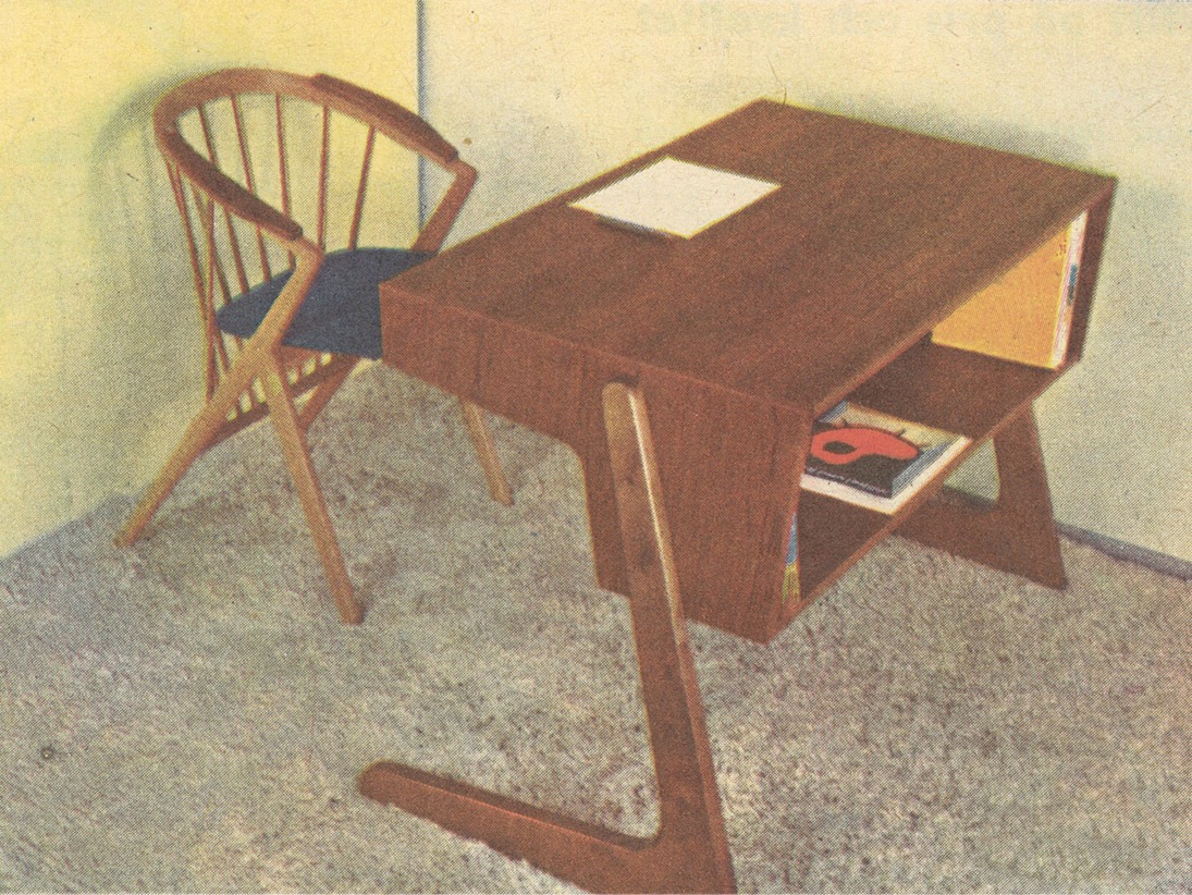 Fauteuil à barreaux et bureau futuriste modèle SCRIBO, avec pieds en L et étagère intégrée, sur un tapis.