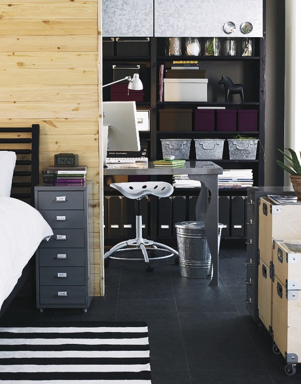 Chambre façon bureau. Jeux de couleurs claires ou foncées. Rangement dans une variété de boîtes.