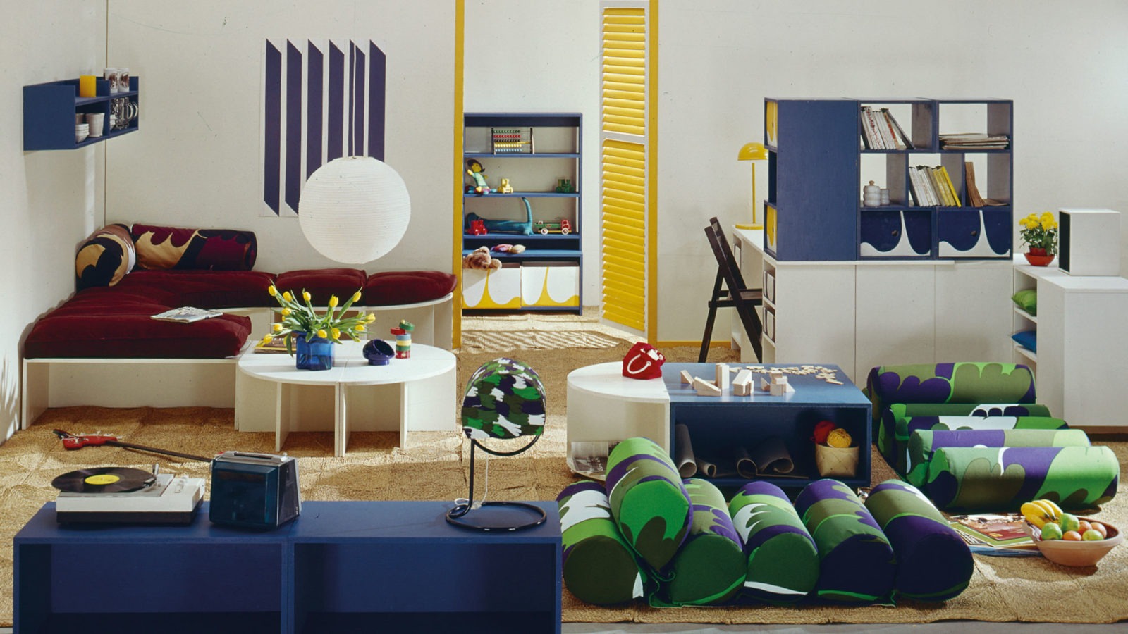 También hay por la habitación cojines con grandes estampados y muebles con marcos de aglomerado de la colección POKUS.