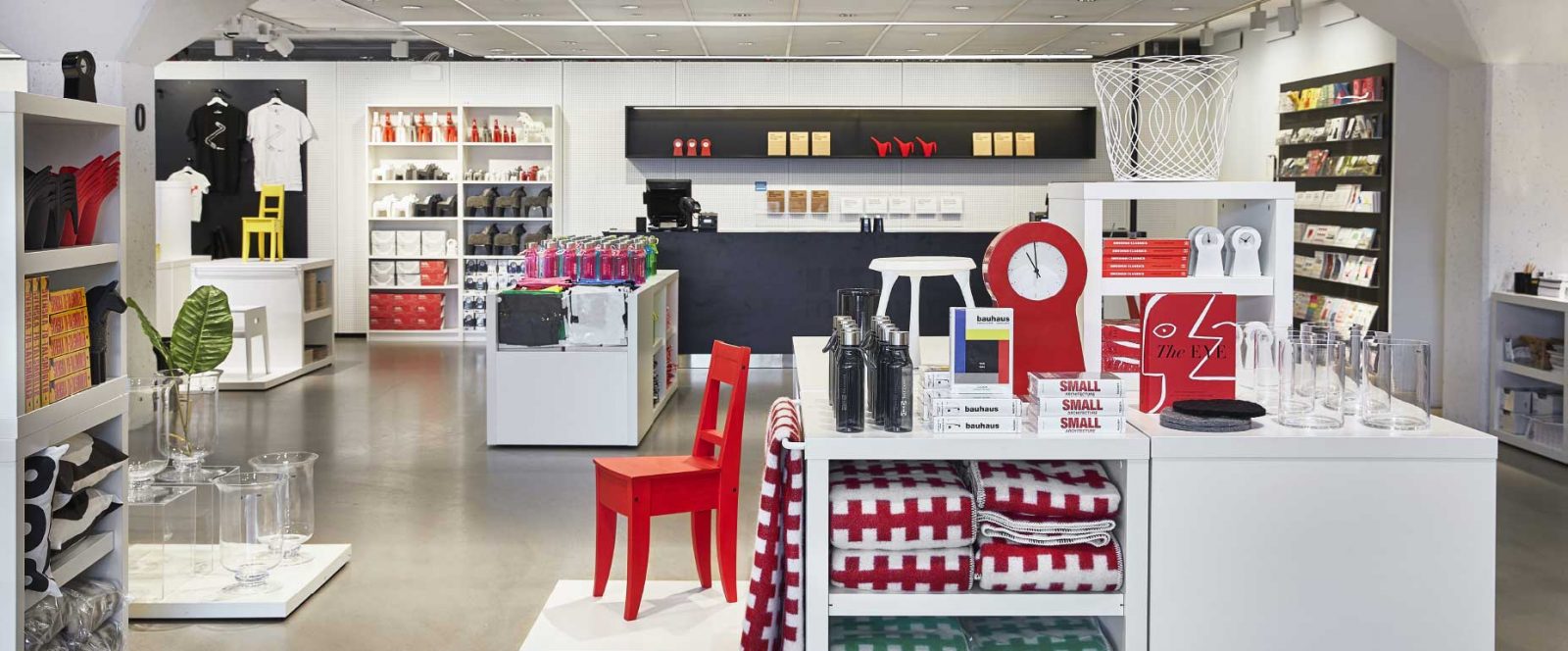 Blick über das helle, farbenfrohe Innere des IKEA Museums im Verkaufsraum.
