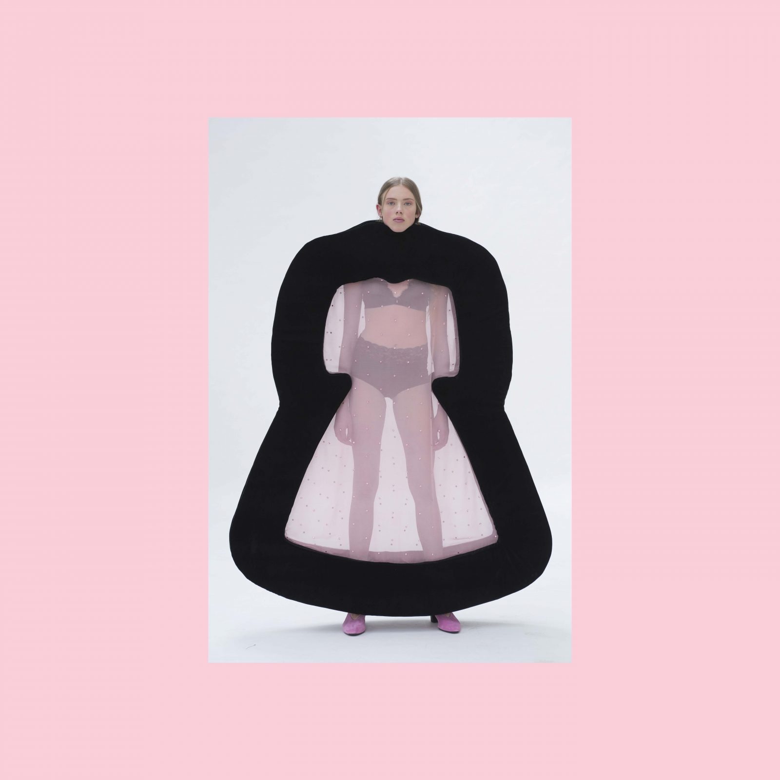 Frau in transparentem rosa Kleid.