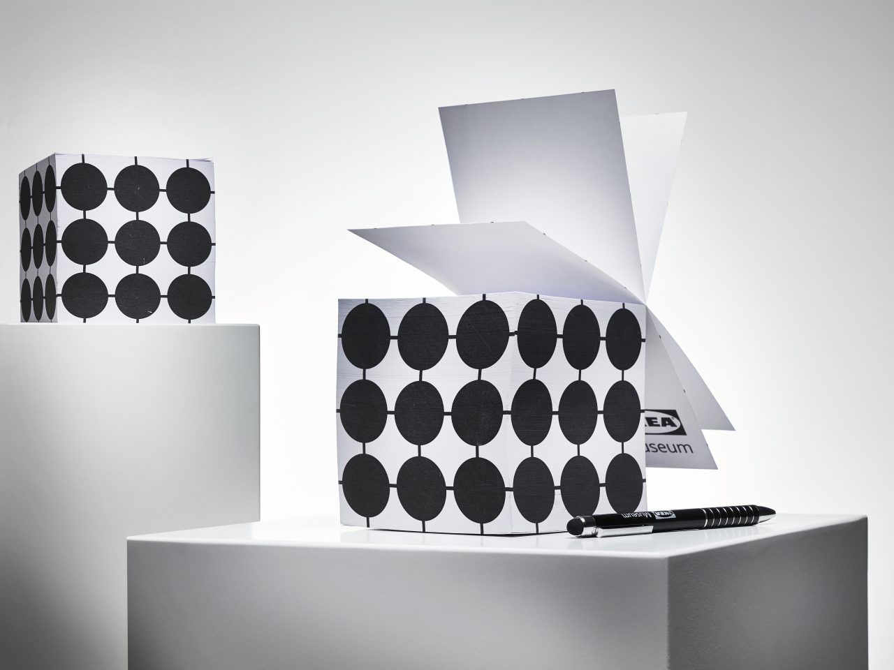 Black/white round trays in different sizes, with varying graphic patterns.