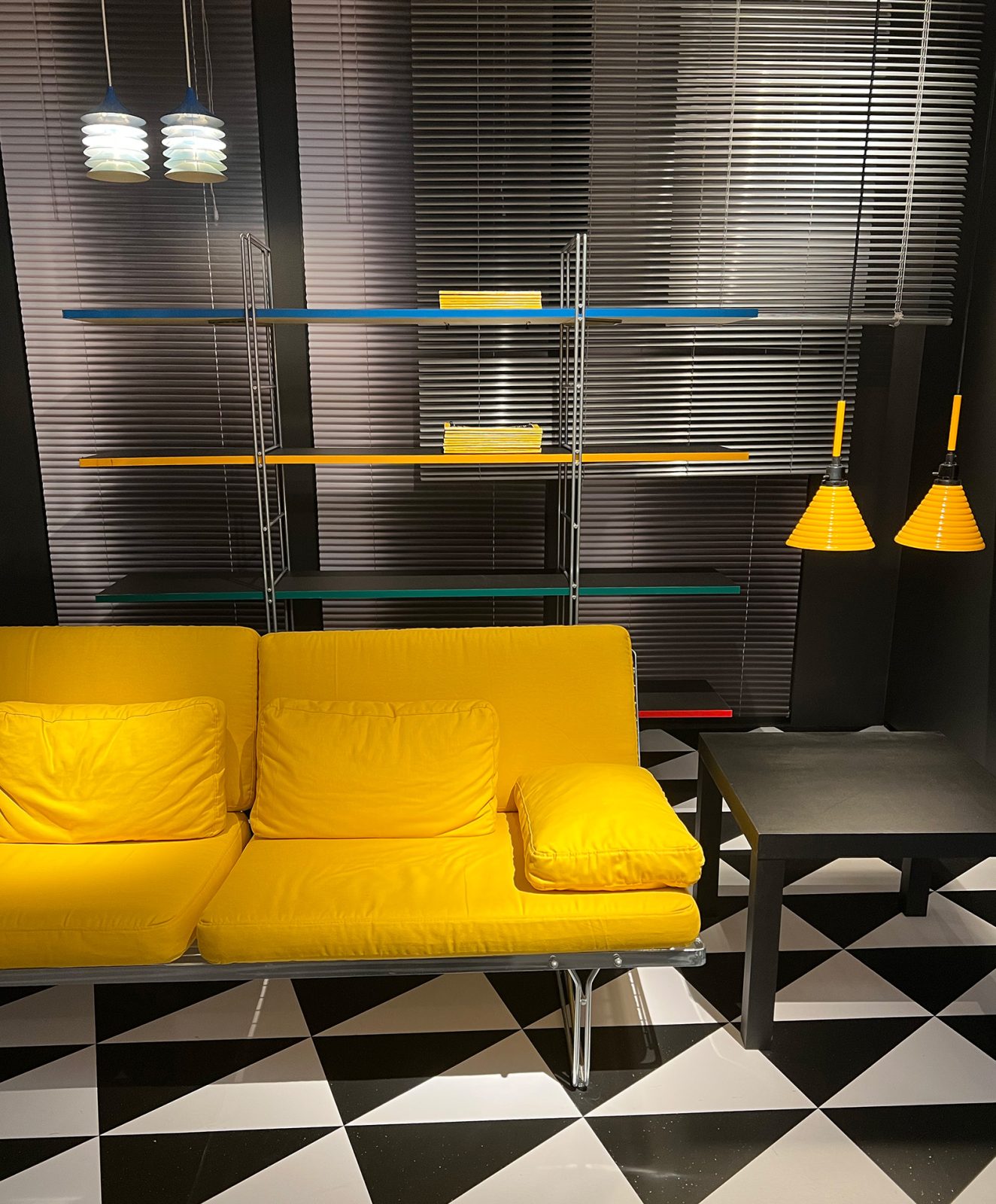 Bild på ett av rummen i utställningen som visar olika inredningsstilar genom åren.