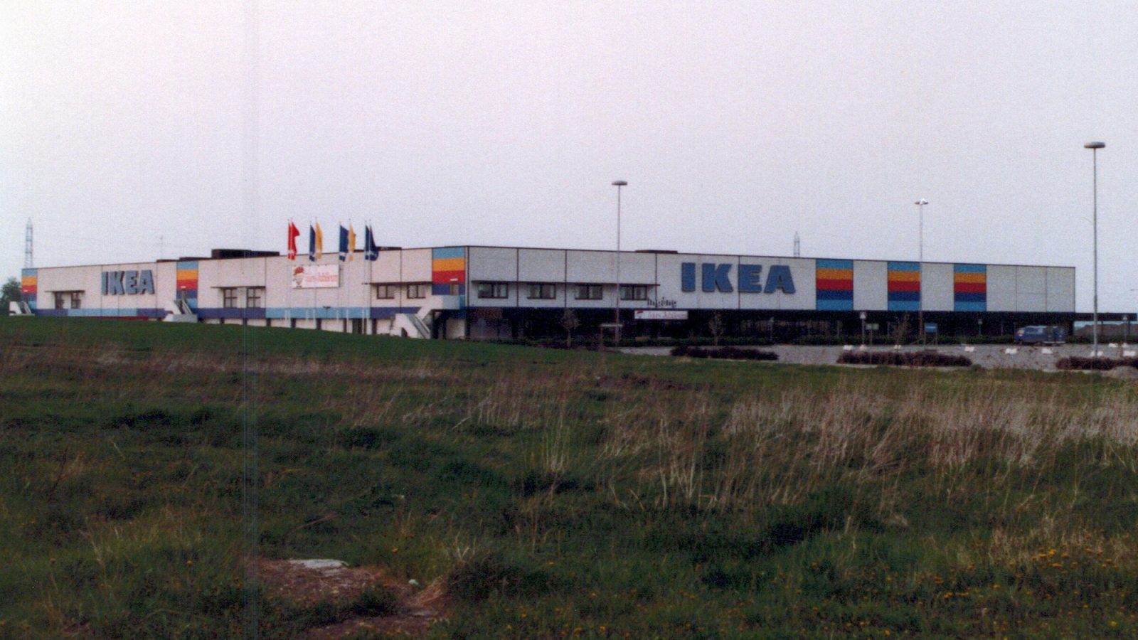 Magasin IKEA vu de loin dans un cadre rural