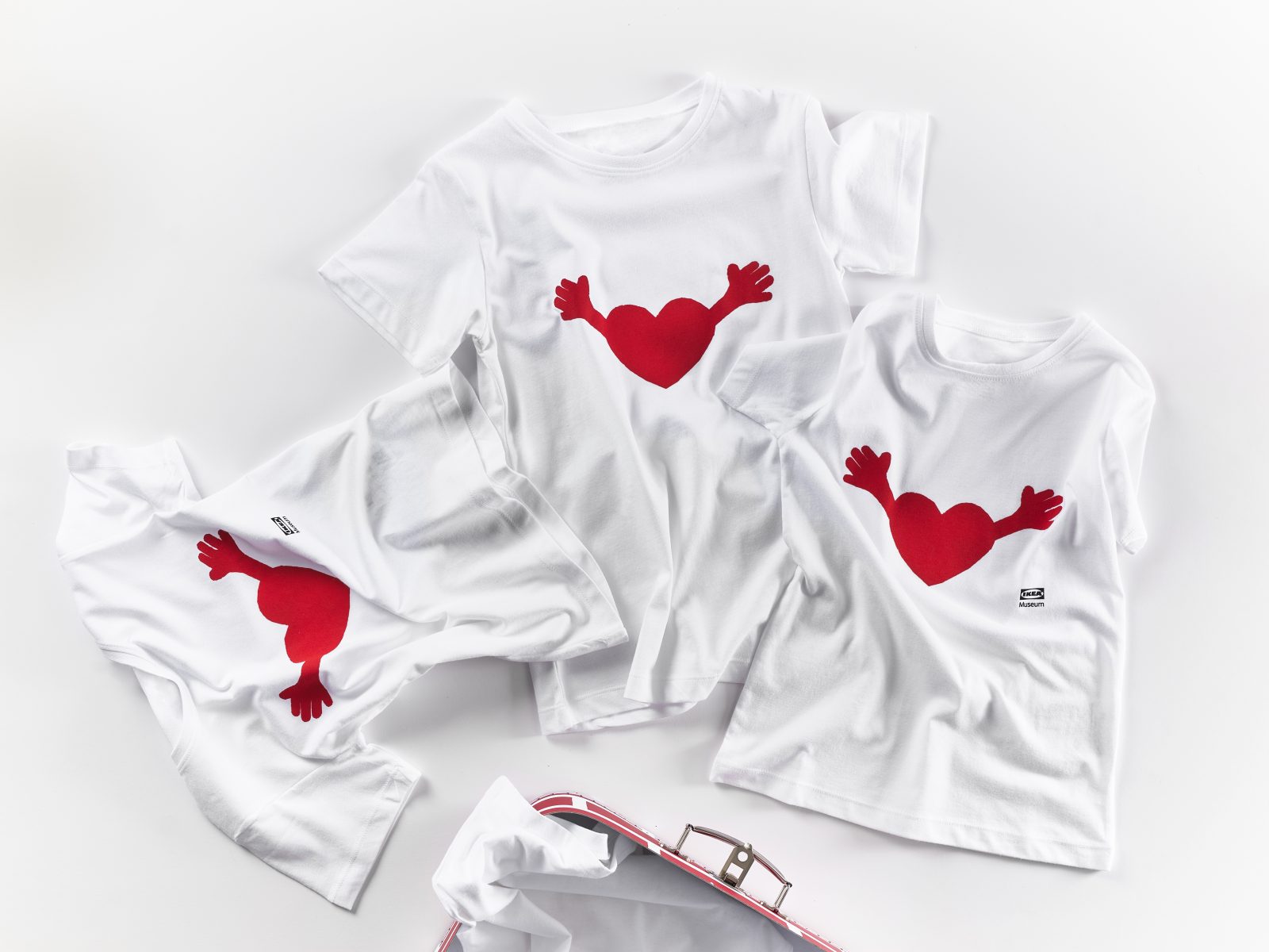 T-Shirts mit Aufdruck rotes Herzkissen mit Armen.