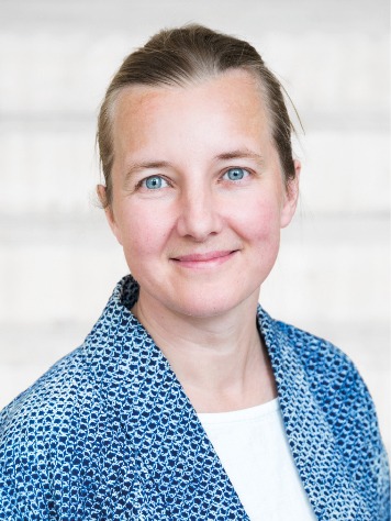 Blond kvinna med blå ögon och blå kavaj över vit tröja, Linda Worbin