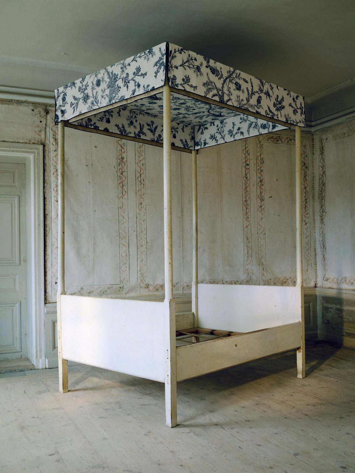 Canopy bed in Gustavian style from the 18th century, light grey with blue and white patterned roof.