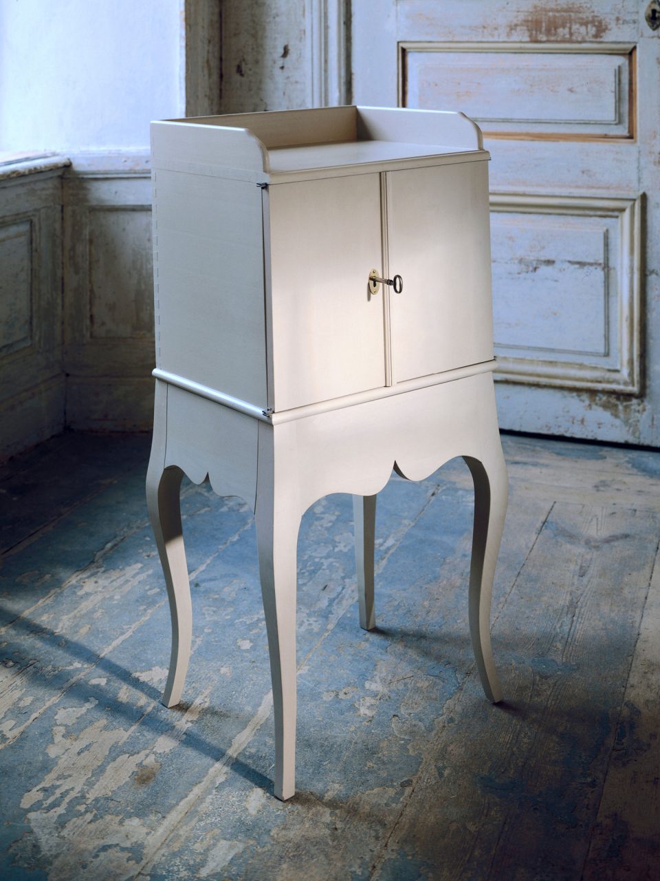 White chamber pot cabinet in Gustavian style with simple lines and curved legs, SANDBRO.