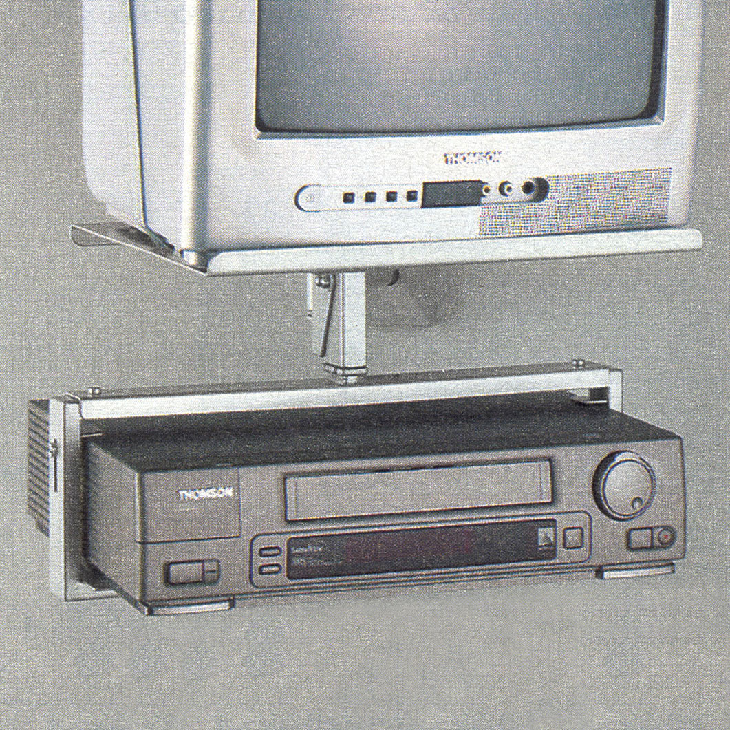 Liten tjock-tv på vägghängd ställning med hylla för VHS-bandspelare, OBSERVATÖR.