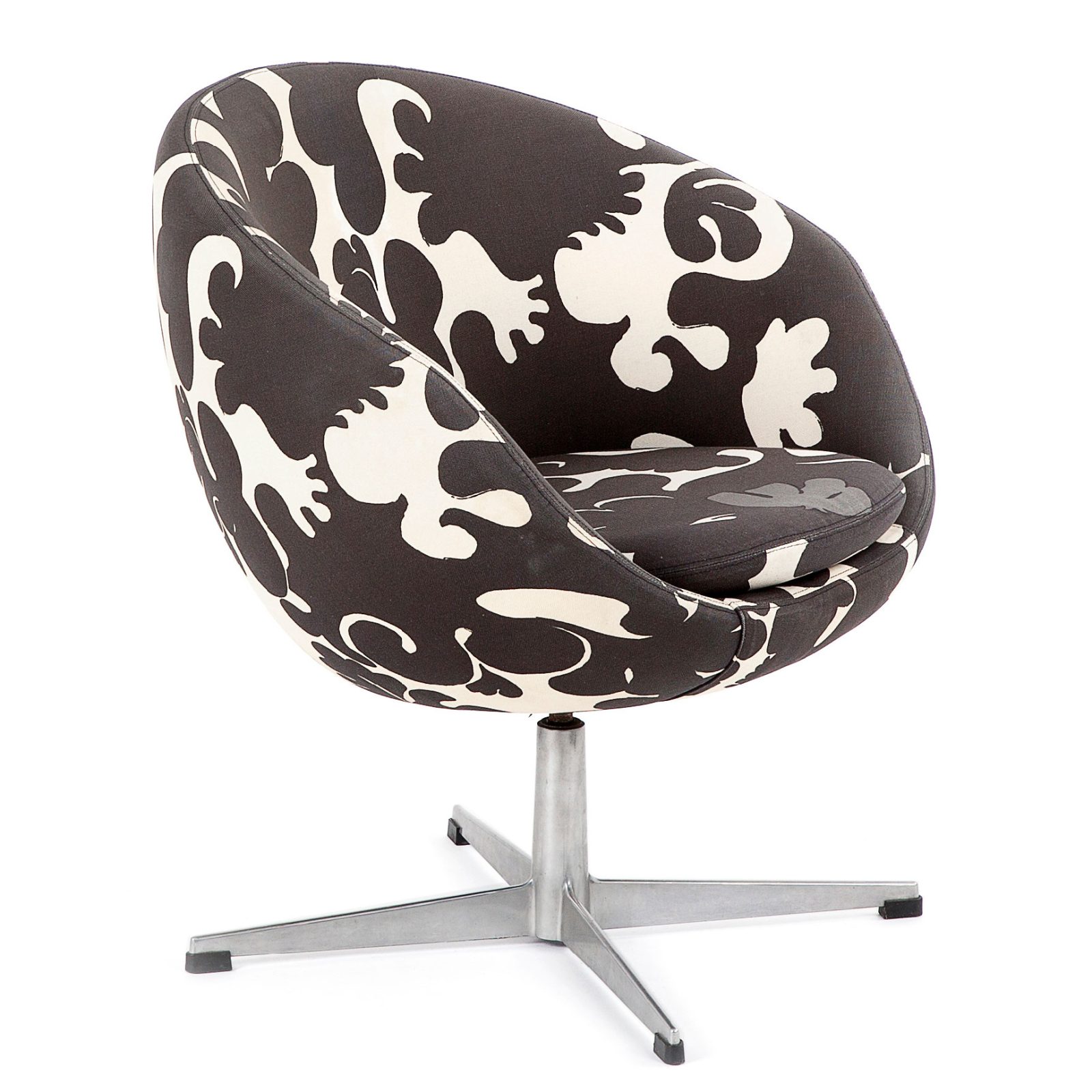 Snurrstol klädd i ett psykedeliskt svartvitt mönster.