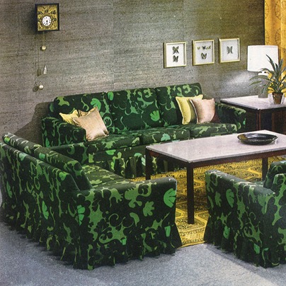Vardagsrum i 1960-talsstil med soffa och fåtöljer i grönt psykedeliskt mönster.