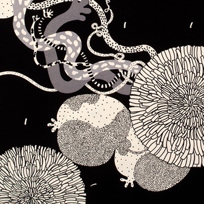 Intrikat svartvitt mönster med vita organiska former på svart bakgrund.