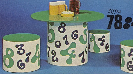 Children’s table and stools made of cardboard, decorated with numbers in black and green.