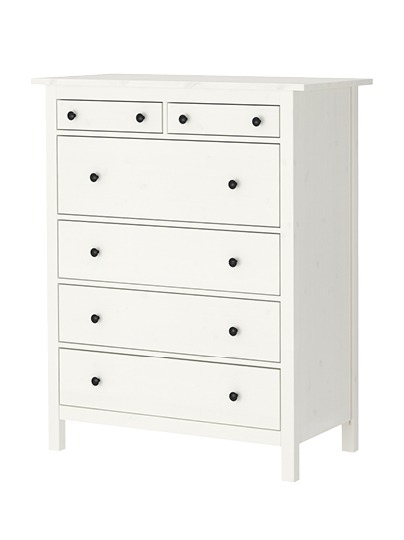 White chest of drawers in wood.