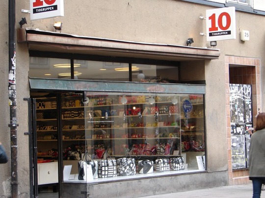 Butiksfasad med en skylt för 10-gruppen.