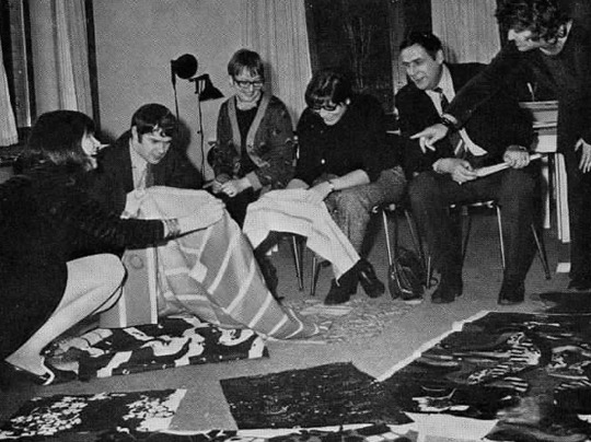 Inez Svensson visar de randiga textilierna STRIX och STRAX för personalen på Borås Wäfveri.