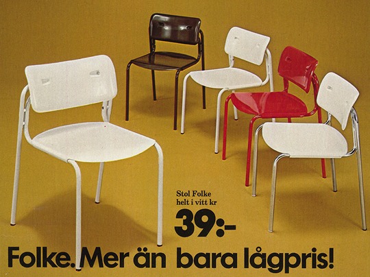 Enkla röda och vita stolar gjorda av plast och metall.