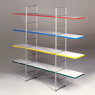 Bokhylla med gavlar av stålgaller och olikfärgade hyllkanter.