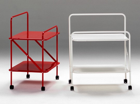 Rullvagnar, en vit och en röd, i lackad metall.
