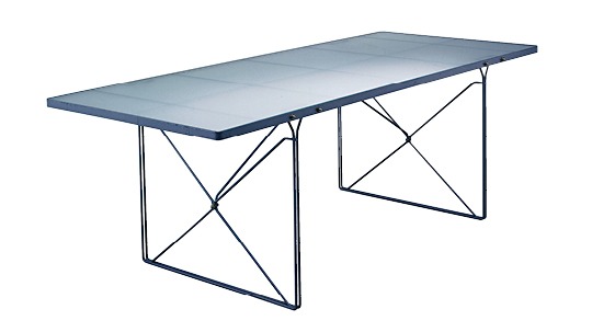 Bord av stålgaller och järnstänger med bordsskiva av frostat glas.