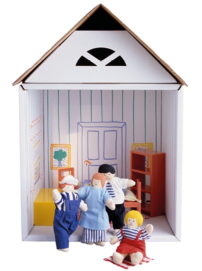 Dollhouse made of cardboard, a family of dolls standing in front of it, LILLABO.