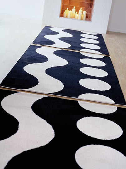 Black rug with white pattern – a wavy stripe and big white dots, LUNDE.