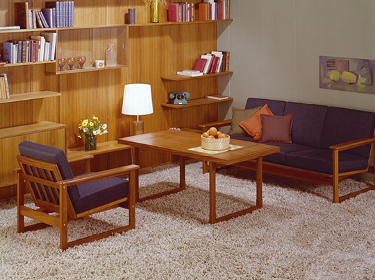 Vardagsrum från 1960-talet med bord och sittmöbler i skandinavisk stil med massiva teakramar och lösa dynor, FLORENS.