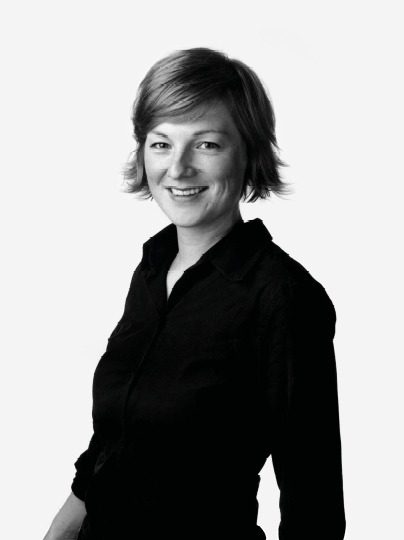 Leende blond ung kvinna med svart skjorta.