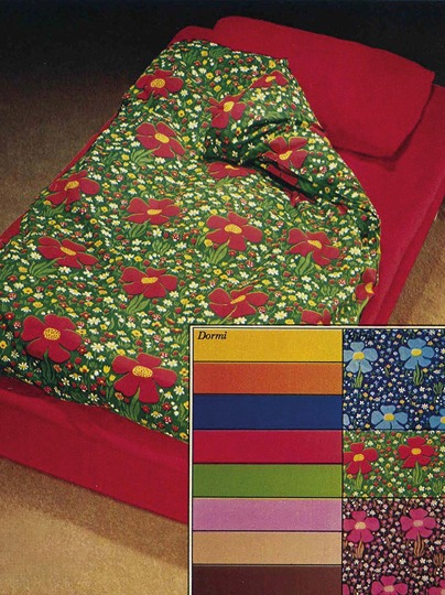 Påslakan med ett blommigt mönster i klarrött, gult, grönt och vitt, HILMA.