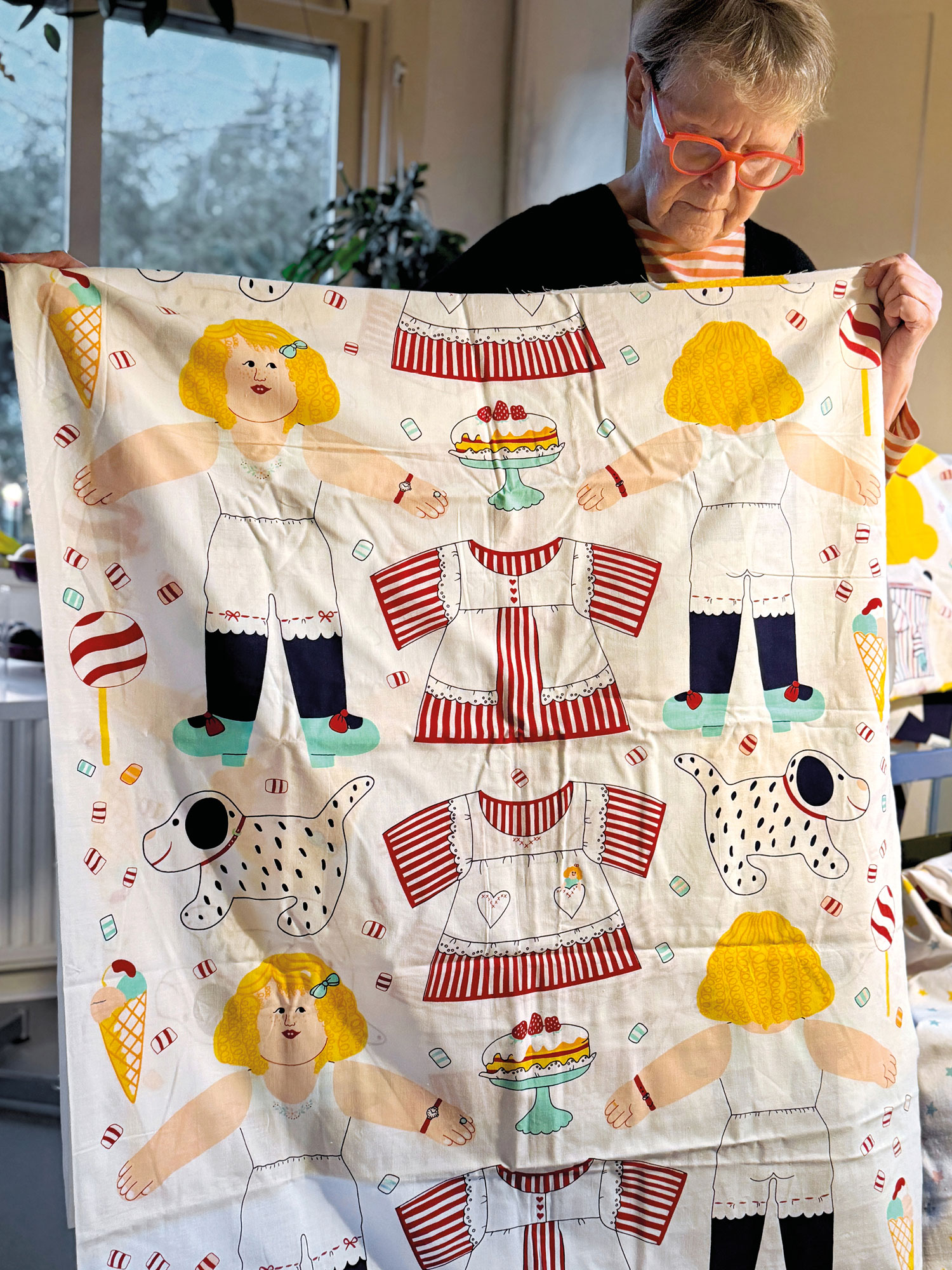 Textilmönster som visar en flicka framifrån och bakifrån, med hennes kläder och tillbehör på samma sätt, KONRAD.