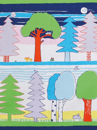 Mönster som visar olika träd i en skog, i pastellfärger mot en molnig himmel, TASSA SKOG.