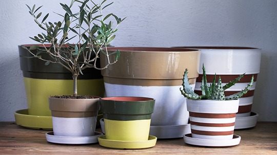 Ceramic plant pots with saucers in earthy colours, VARM.