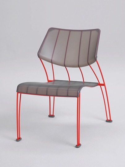 En stol med grå plastsits och rygg samt röd metallstomme, IKEA PS HÄSSLÖ.