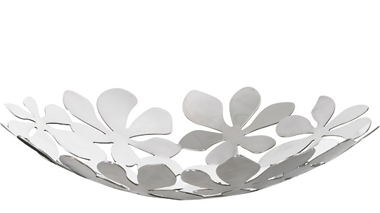 En vit metallskål med ett elegant, lövinspirerat genombrutet mönster.