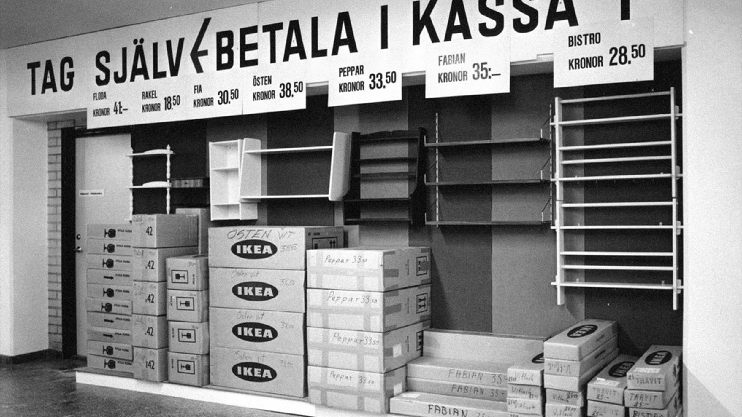 IKEA ta själv-lager med hyllor och platta paket i kartonger, med skylt om att betala i kassan